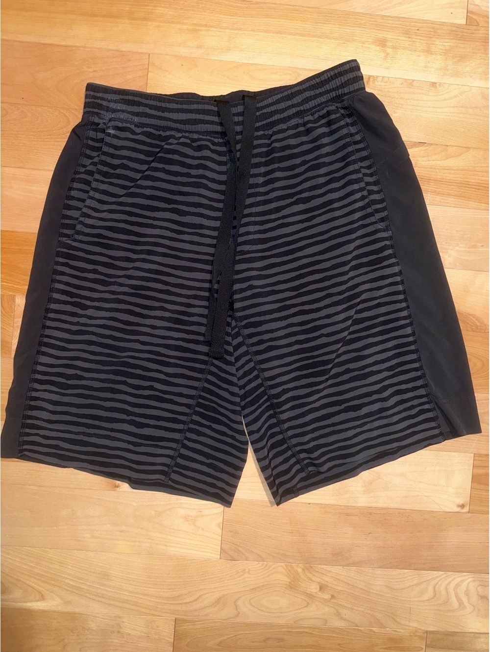 Lululemon Men's Gray and Black Striped Athletic Shorts OG L Lined 9inch EUC